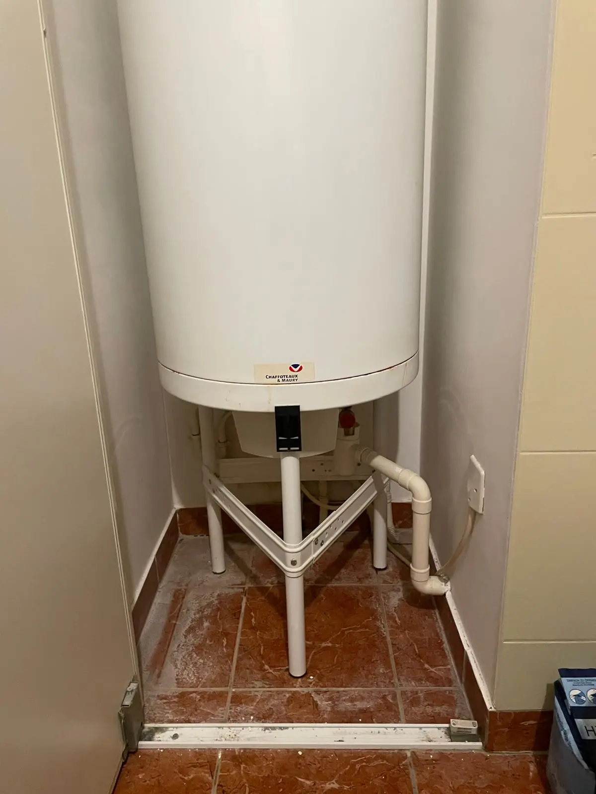 Ancien chauffe-eau avant remplacement