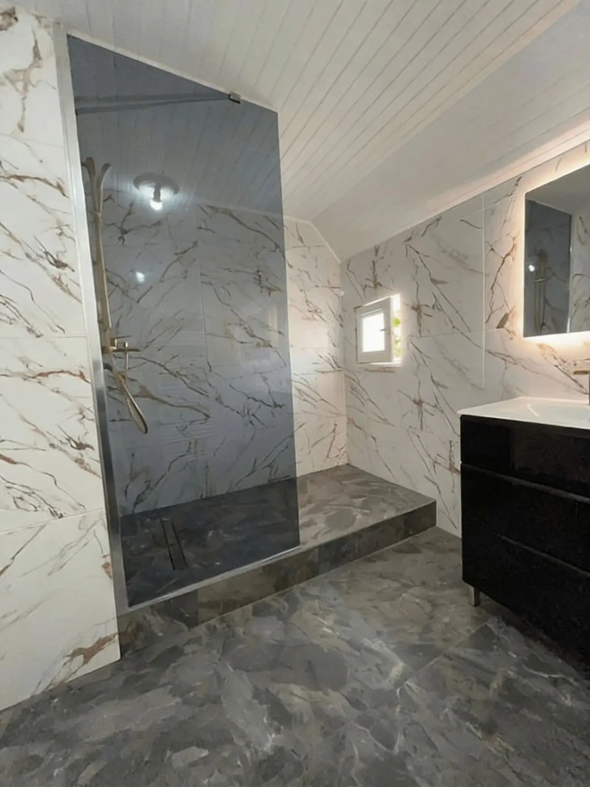 Rénovation salle de bain réussie par Plombrek 24